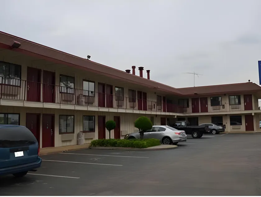 Super 7 Inn - Image 1