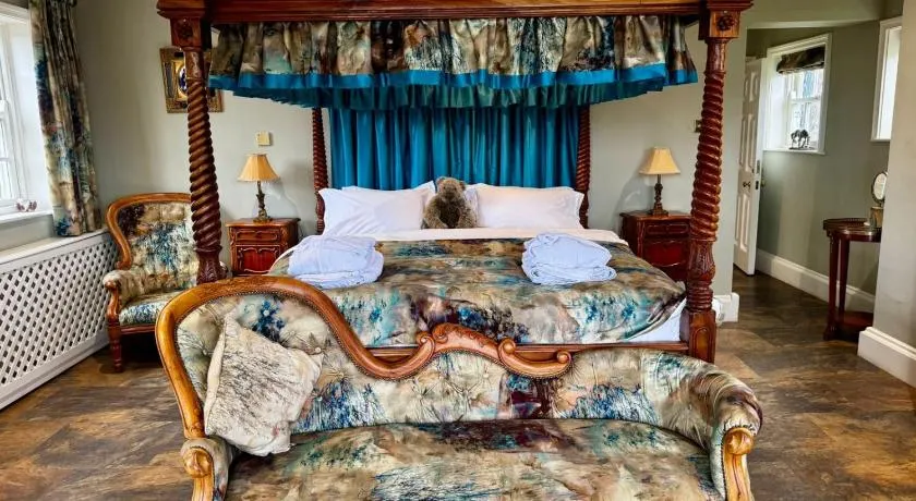 Burtree Country House, Tipi's, Treehouse & Lodge & house rooms with hot tubs in a private garden - Image 1