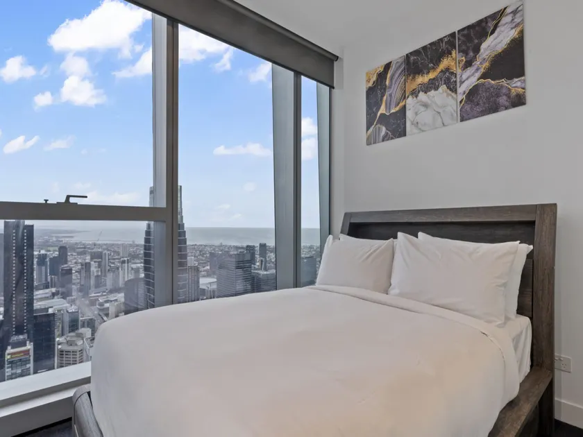 Chic 2-Bed Melbourne CBD Apartment with Pool  Sauna - Image 1