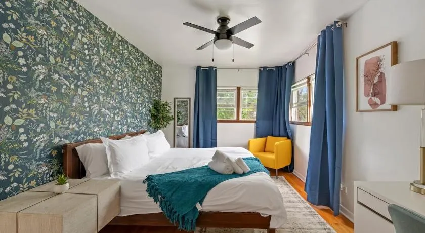Executive Retreat - 2 Parking Spaces, Sleeps 4! - Image 1