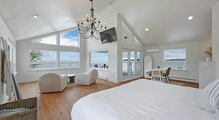 Van Laanen Lake House Scenic Green Bay Escape with Luxury & Bay Views - Image 1