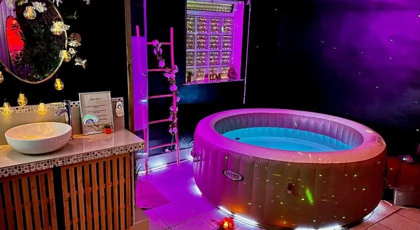 Romantic Jacuzzi Suite - Image 1