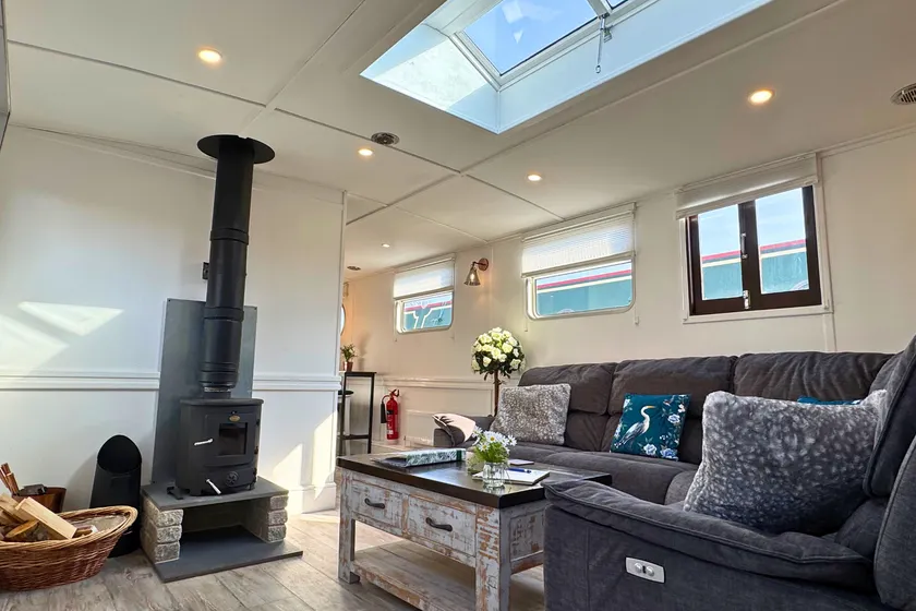The Swan Floatel - Cosy 3BR Barge at Barton Marina - Image 1