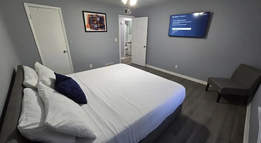 2 King Beds Near Airport - The Silver Hideaway - Image 1