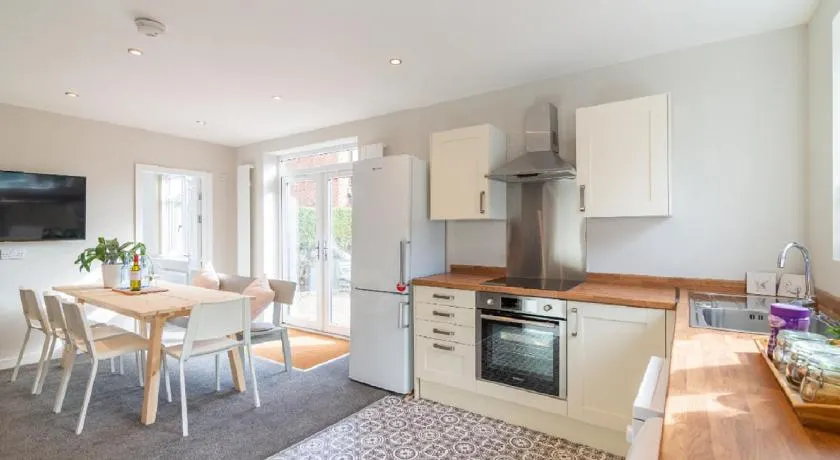 Beautiful 6 Bedroom Holiday Home, Manchester - Image 1