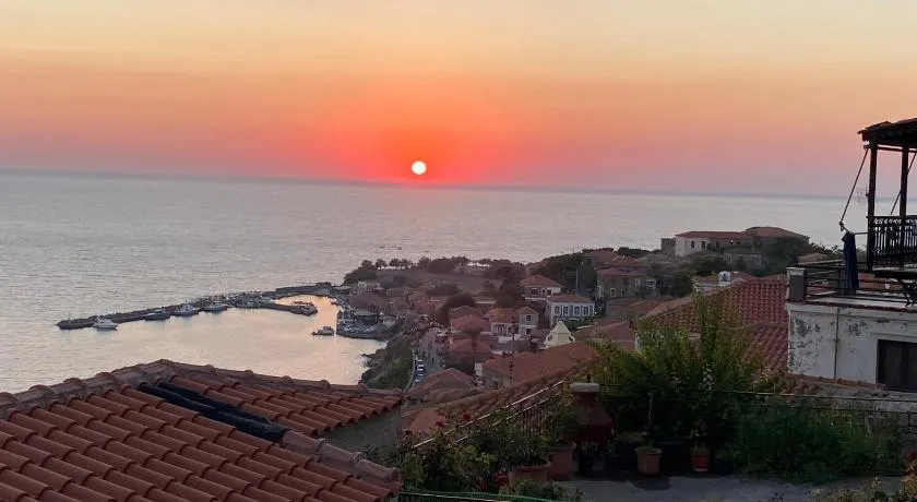MOLYVOS BOUTIQUE HOUSE - Image 1