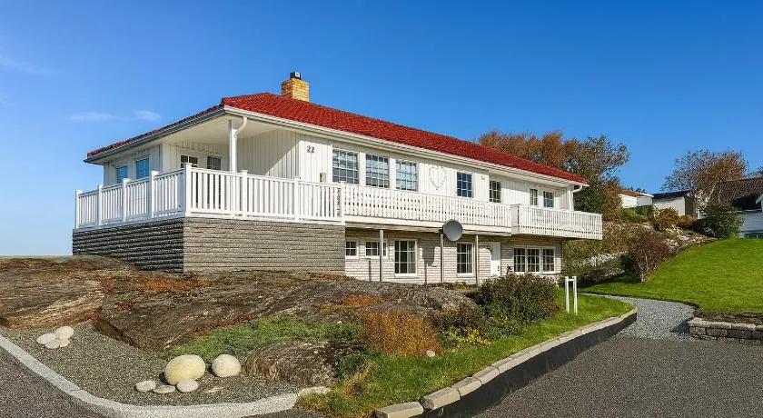 Hus med panoramutsikt i Bud - Image 1