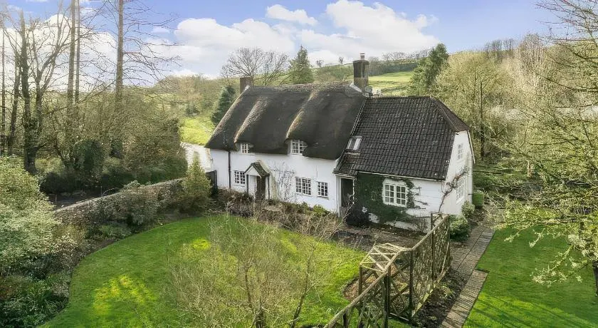 Plush Cottage - Image 1