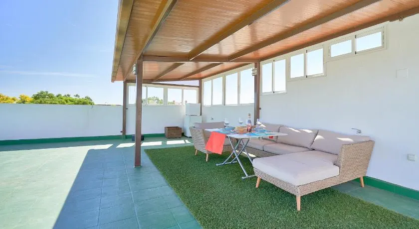 PENTHOUSE NEAR BEACH AND MALAGA CITY 600MB WIFI FOR JOB. MONTHLY PRICE AVAILABLE - Image 1
