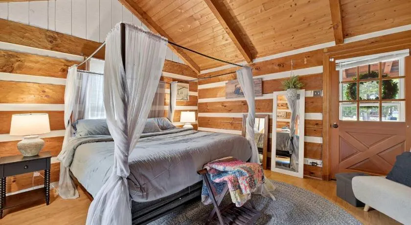 Waterfront cabin w fireplace,hot tub & BBQ grill - Image 1