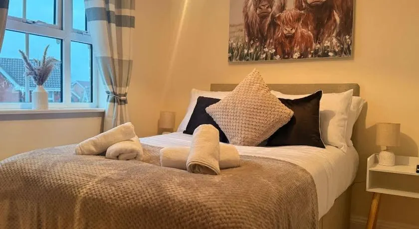 Ivy House - 3-Bed, Sleeps 4, Parking, WiFi, Contractors - Image 1