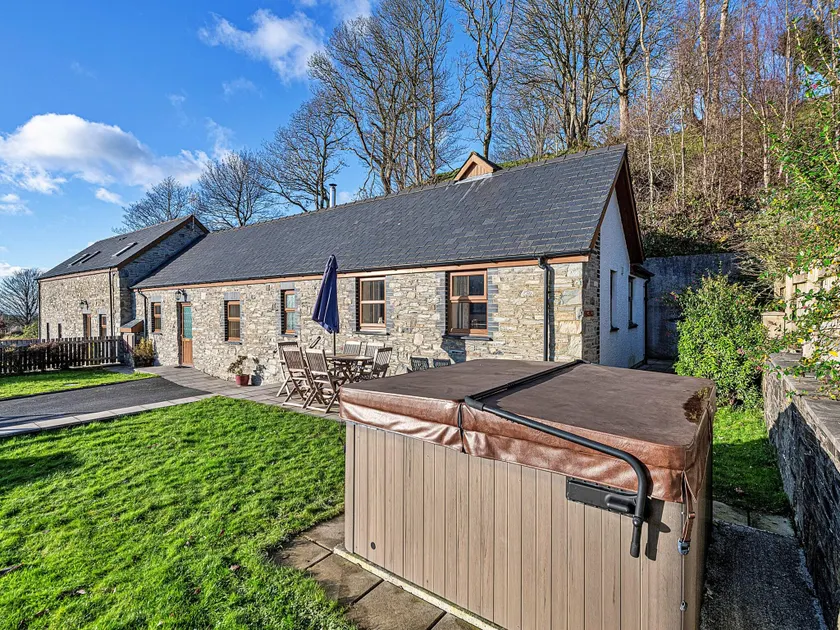 Cottage by Cardigan Bay with Hot Tub - Image 1