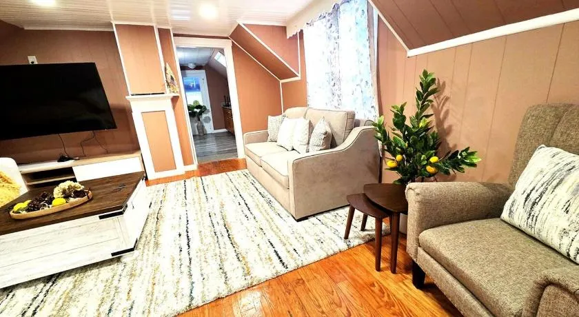 Luxury Loft - Family-Friendly Home Free Parking - Image 1