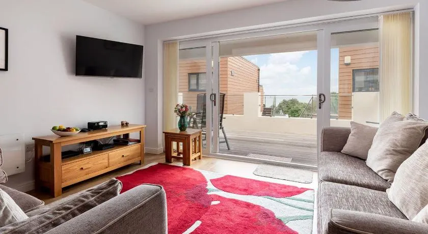 Sandpiper 3 - The Cove - Stunning views, Heated Pool, Allocated Parking - Image 1
