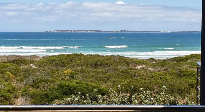 Beachfront 3-bedroom with Robben Island views - Image 1