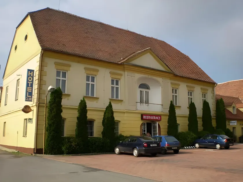Hotel Club - Image 1