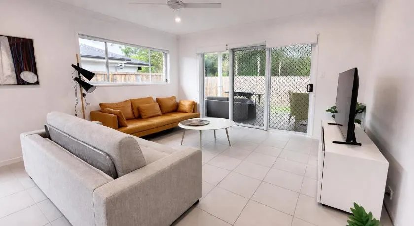 Modern 4-Bedroom Family Home in Park Ridge - Parking Included - Image 1