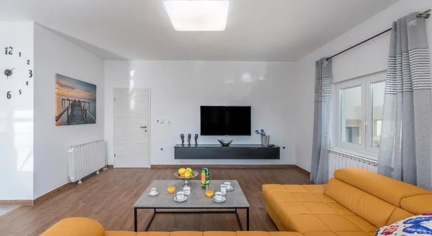 Spacious 3-BR Apartment Vita - Free Bikes & Parking - Image 1