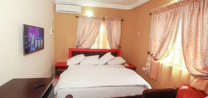 Carleton Hotel & Suites - Image 1