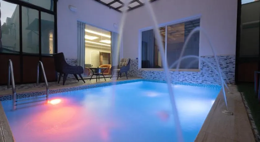 شاليهات المخمل لبيوت العطلات Velvet Holiday Chalets - Image 1