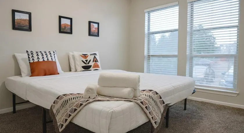 KINGbed A plus location A plus for workers LongStayDiscount - Image 1