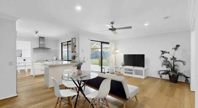Springfield 4BR Air Conditioned with BBQ and Patio - Image 1