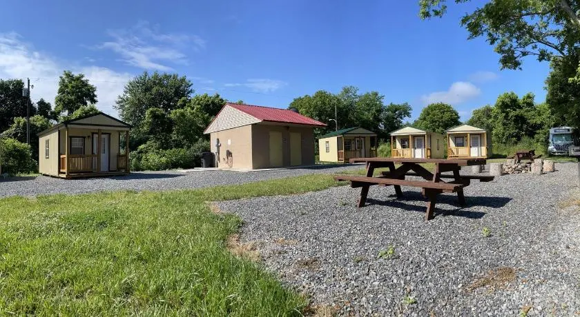 Canal Cabins - Image 1