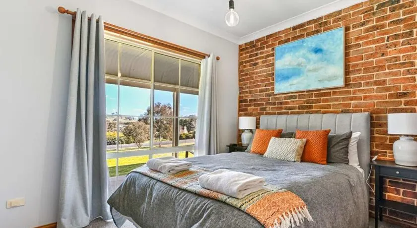Highfields - Rural Entertainer with Valley Views - Image 1
