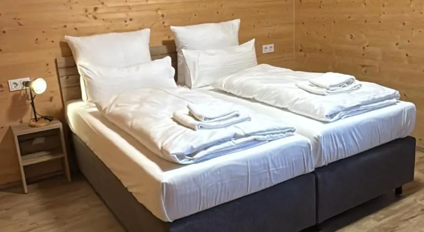 URBAN OAK Smart Stay - Image 1