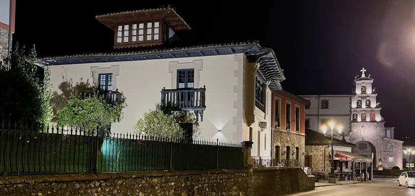 Historia, Elegancia y Confort en el Corazón Cangas - Image 1