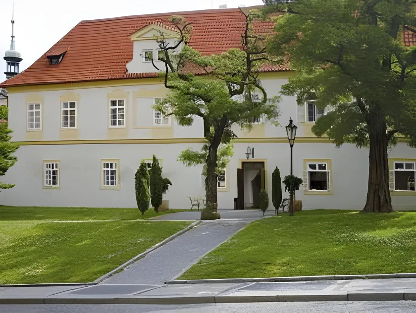Loreta Hotel - Image 1