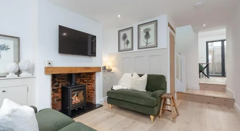 Luxurious renovated cottage with log burner - Image 1