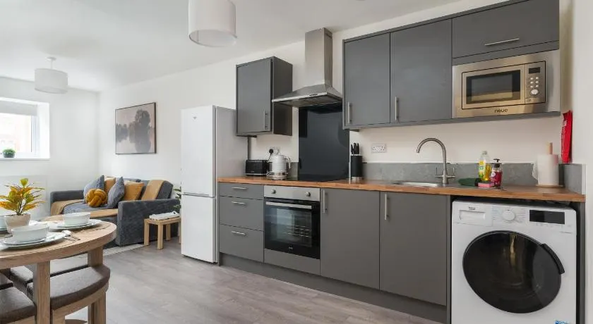 Central Town Location, 1BR Apartment With Sofa Bed & Modern Amenities, Walk to Train Station, Shops & Cafes, Ideal for Business or Leisure - Image 1