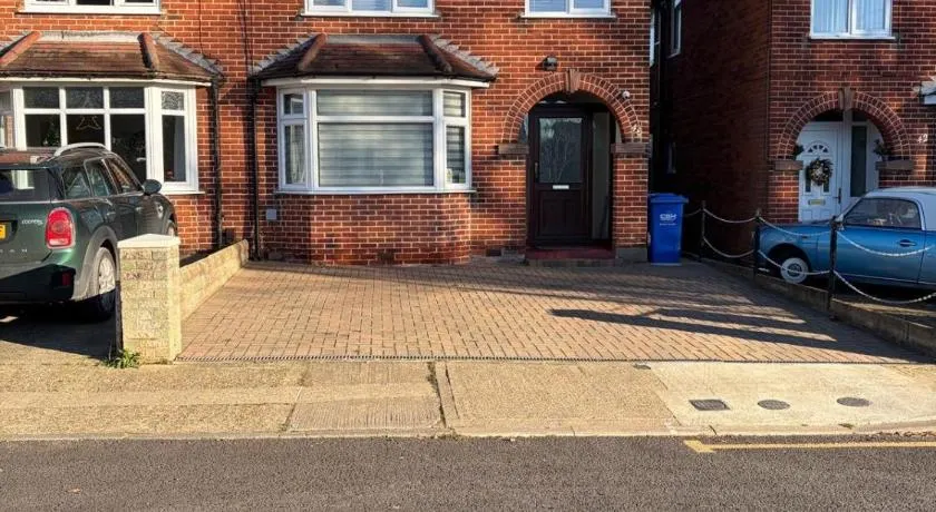 City Centre, En-Suite, 3 Doubles 1 Single, 2 Car Parking - Image 1