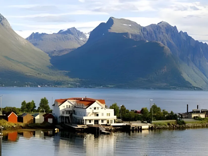 Sunde Fjord Hotel, free and easy parking - Image 1