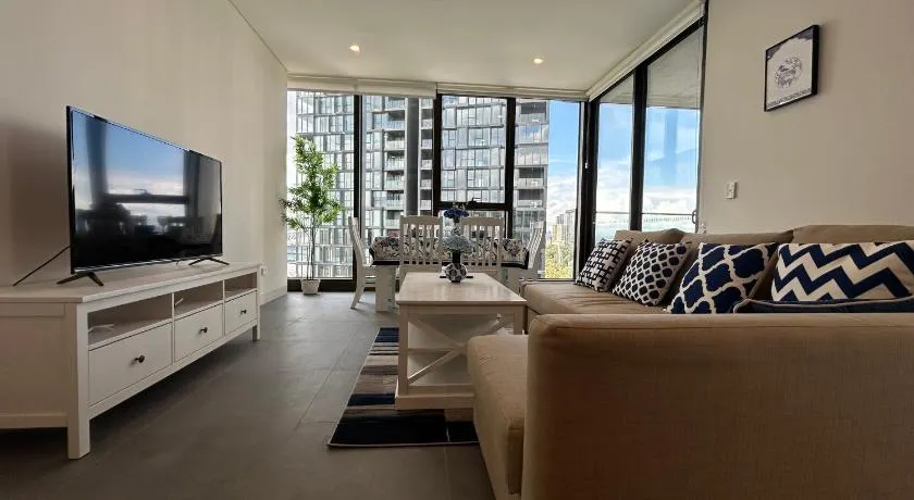 Stadium View Oasis 2BR with Free Parking - Image 1