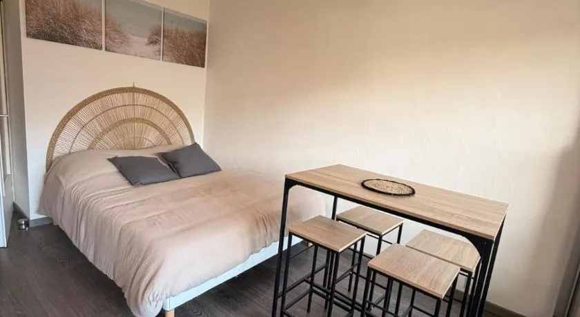 Studio-Hyères: Piscine, Plages et Port à Proximité, Parking Inclus, Idéal Vacances - Image 1