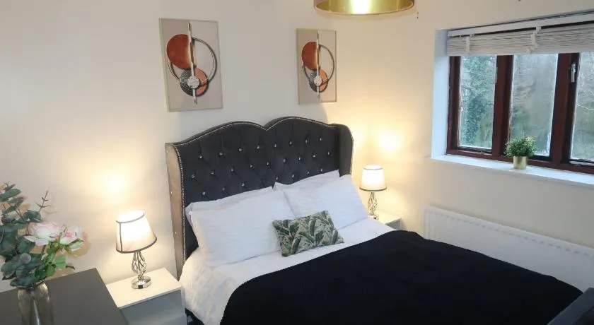 Cozy 3 Bedroom Home with Garden & Free Parking - Milton Keynes - Image 1