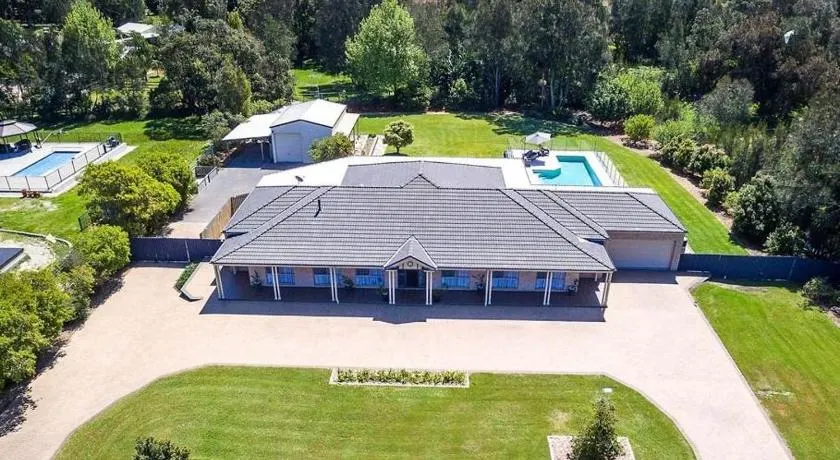 Coast and Country Estate - 15m Heated Pool and Minutes to Beach - Image 1