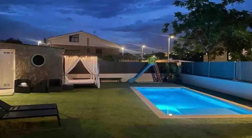 Acogedora casa con piscina cerca de la playa - Image 1
