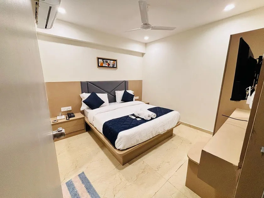 HOTEL ROYAL SQUARE - Image 1