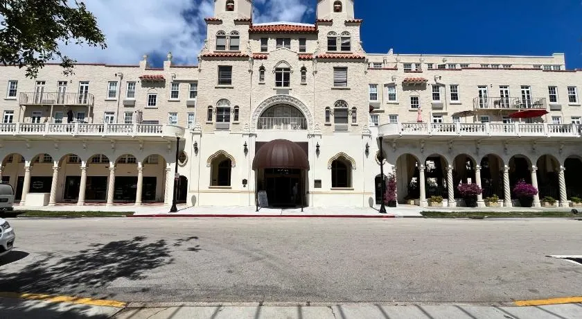 The Green Room - Parking Spot and Poolview at 1920s Landmark Residence on Palm Beach Island - Image 1