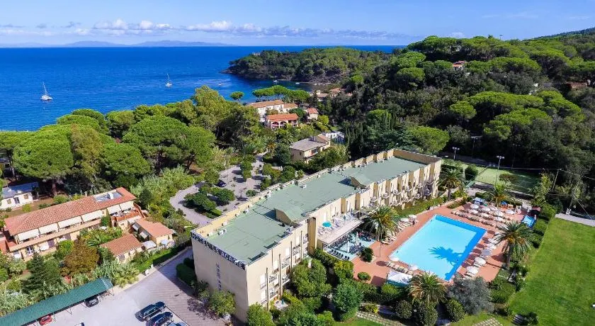 Hotel in Capoliveri with private beach - Image 1