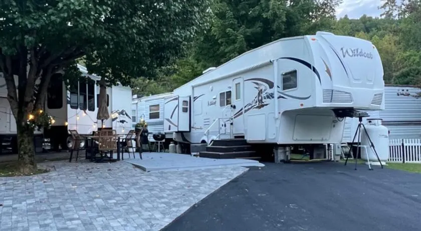 Mountain Creek camper - Image 1