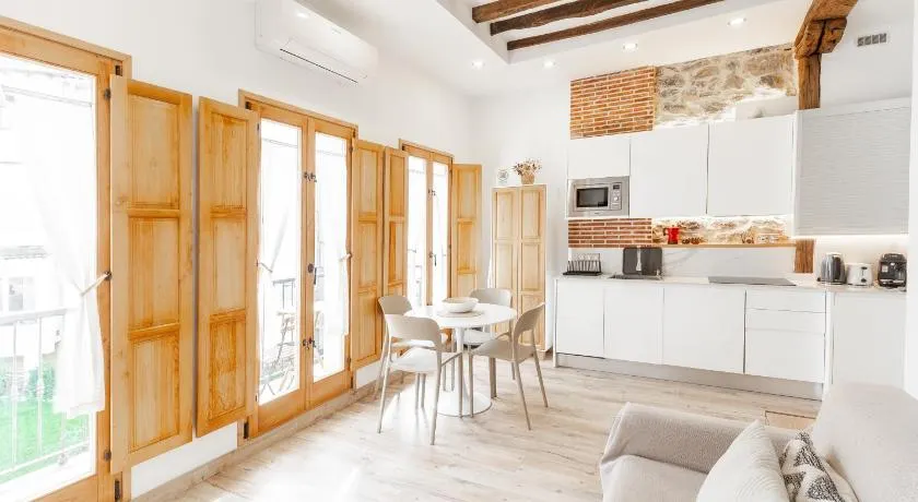 Apartamento en casco histórico con vistas a la iglesia - Image 1