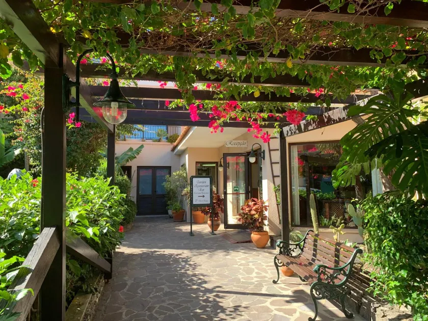 VILA VENTURA APARTMENT HOTEL - Image 1