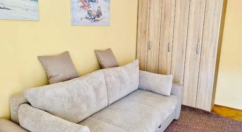 Sunny Parkside Apartment - Image 1