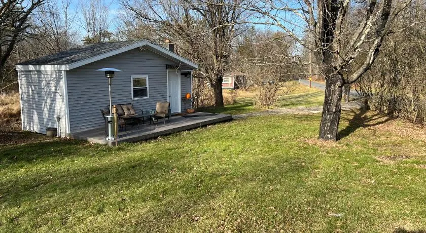 Country Cottage with Large Yard, Fire Pit & Nature Views - Image 1