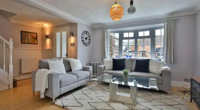 Large 4 Bed House near River Thames - Image 1