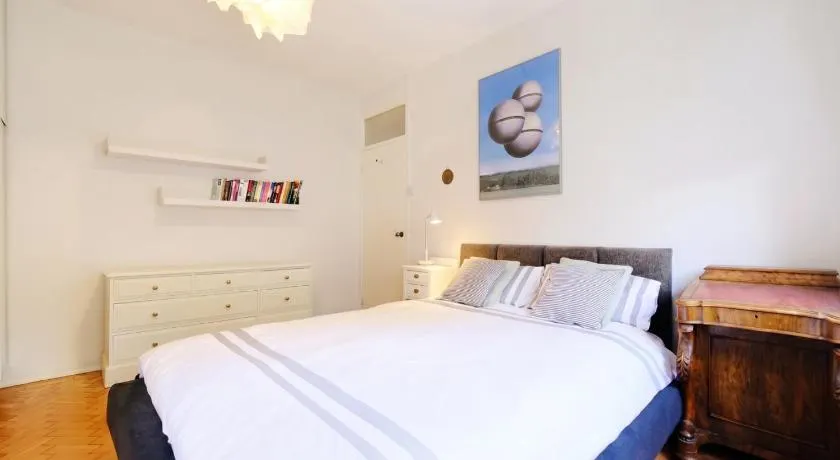 Two-Bedroom Ground-Floor Flat with Private Garden, NW8 - Image 1
